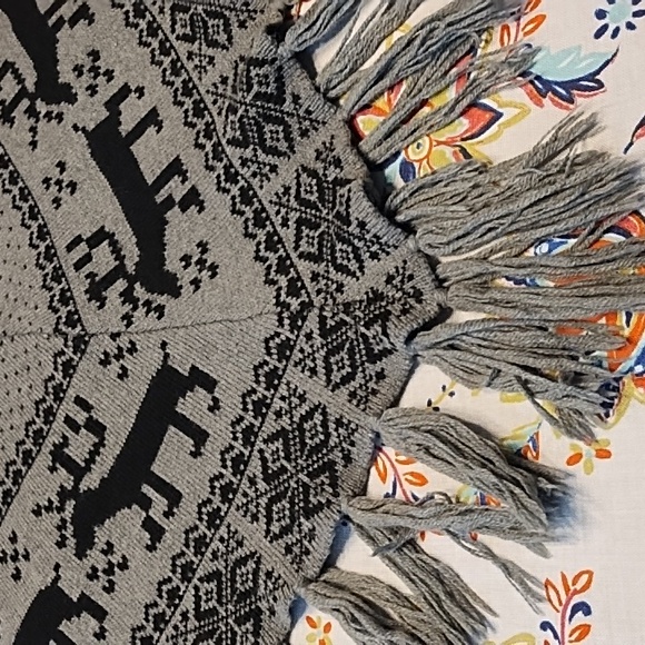 Steve Madden Wool Blend OSFA Poncho - Picture 4 of 5